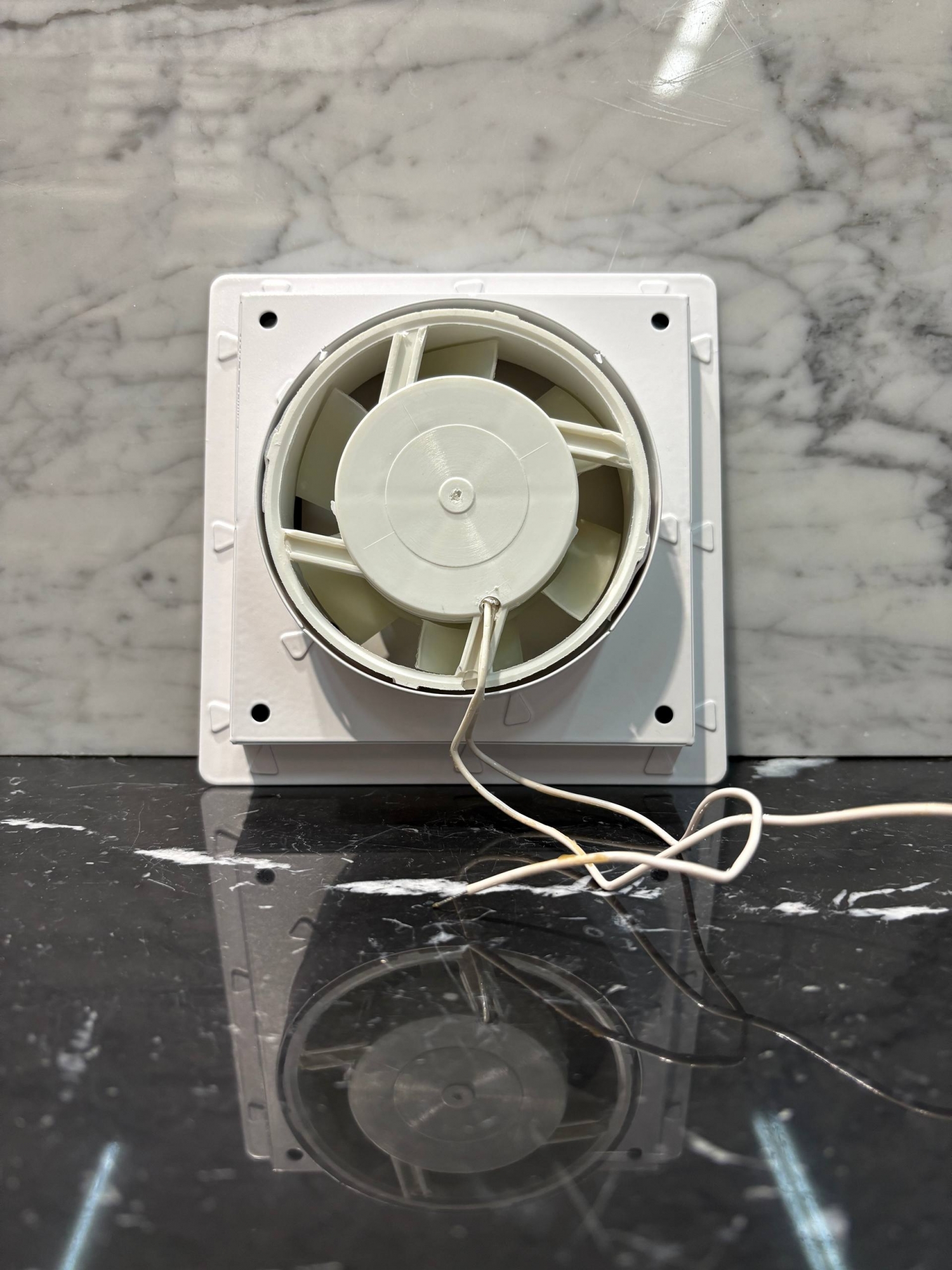 Диффузор на магнитах с вентилятором для потолков ТД100 черно-белый квадратный 100 мм